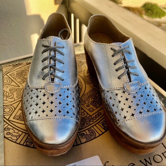Five Worlds Silver Shoes wood platform shoes  lace up  New In Box 5M - Picture 4 of 16